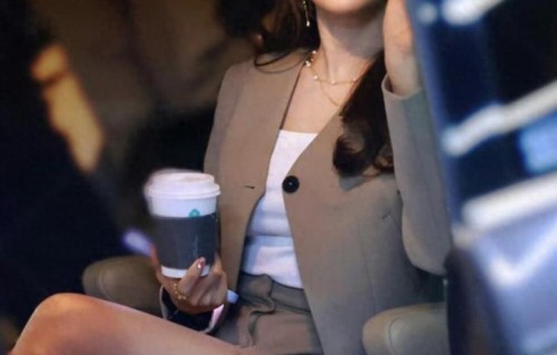 张雨绮下班路透，肉丝搭配套装很有大姐大的范儿