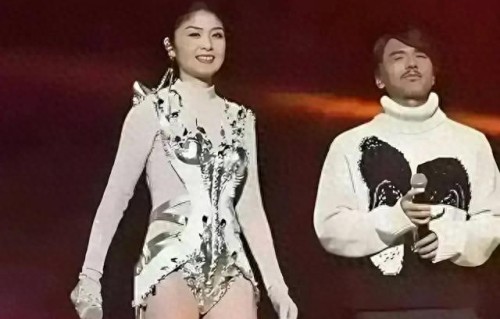 53岁陈慧琳吉隆坡开唱引争议，穿三角裤衩错了吗？ 