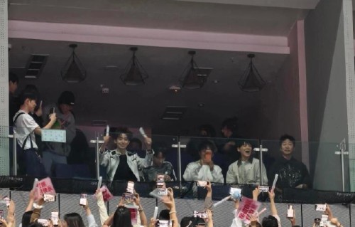 谢娜演唱会台下亲友团都有谁，他们是怎么为谢娜加油的？|谢娜《快乐万岁·我们的青春》演唱会|李维嘉|齐思钧|吴泽林|何炅