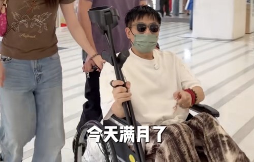 陈龙骨折后医院复查，小10岁老婆穿搭简约很朴实，13岁儿子身高近180cm