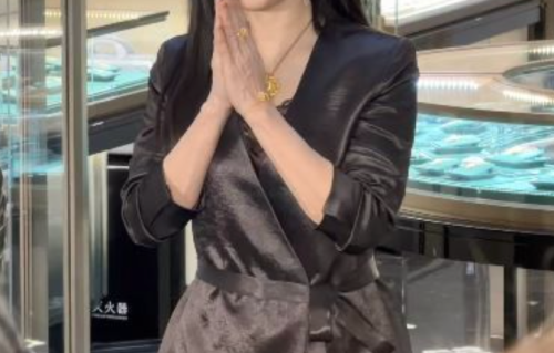 谢贤离世后张柏芝首现身，回应何时回归大银幕：“在等合适的机会”