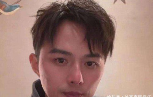 叶祖新请粉丝吃50个汉堡还宠家属，老辈子式撒饭冲上热搜