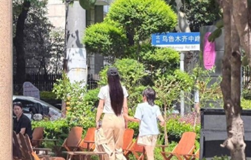网友在上海街头，偶遇Angelababy带小海绵逛街，小海绵长高了不少