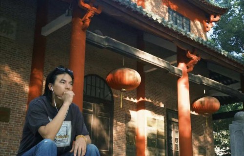 齐溪王传君带两个孩子公园游玩，幸福满满，当初选择离婚太正确了