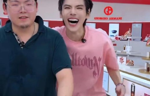 向佐和向佑在首次合体直播中，具体有哪些感人的互动细节？