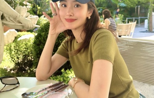 杨采钰当妈后首次杀青晒美照,四肢纤细小腿有纹身,无名指婚戒抢镜