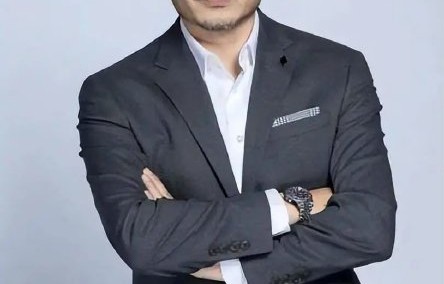 知名主持人挂名争议电影致歉说明了什么？