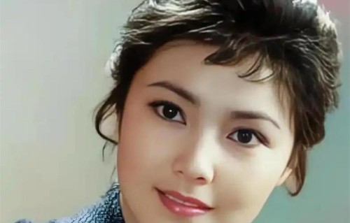 岁月从不败美人！71岁姜黎黎美国生活曝光，与老公合影状态像50岁