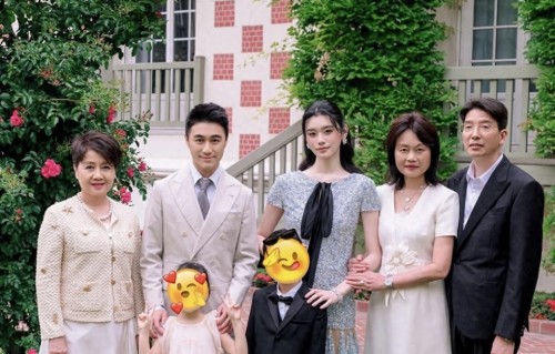 何猷君婚礼四代同堂，梁安琪母亲罕现身雍容华贵，何超欣挽着外婆