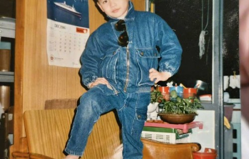 六岁就穿西装耍帅！黄宗泽童年照曝光，从小就是“氛围感潮男”