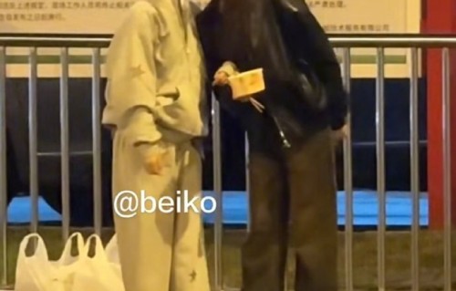 谢娜李小冉亲吻秀闺蜜情