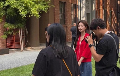 网友北京798偶遇徐若晗，简约穿搭气质出众，生图状态超能打