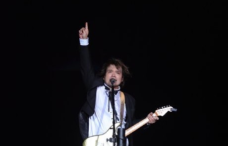伍佰济南演唱会两次返场加班唱了哪些歌？