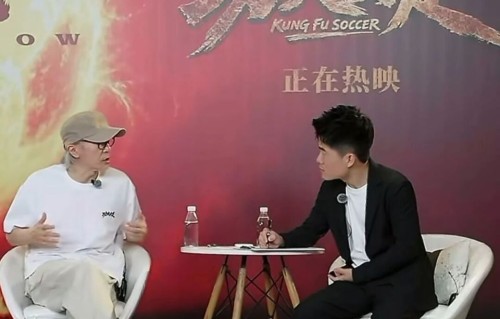 周星驰携《功夫女足》做客董宇辉直播间，董宇辉被指尬聊