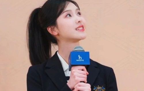 陈都灵认为‘玉兰花’的比喻如何体现了她所理解的女性力量与演员成长？