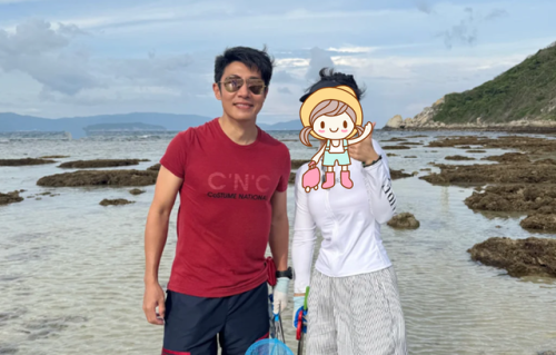 撒贝宁三亚度假牵女儿手跳舞，50了精力比娃还旺盛，女儿都不理他