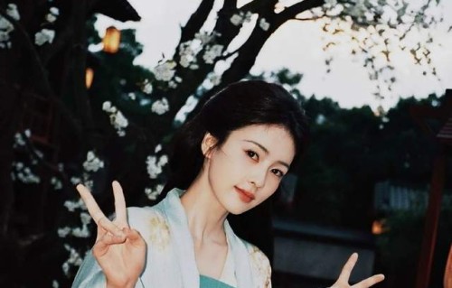 白鹿追剧比观众还紧张？焦急问朋友新剧莫离口碑，越是顶流越谦虚|滤镜|张让|封面|阅卷|古装剧