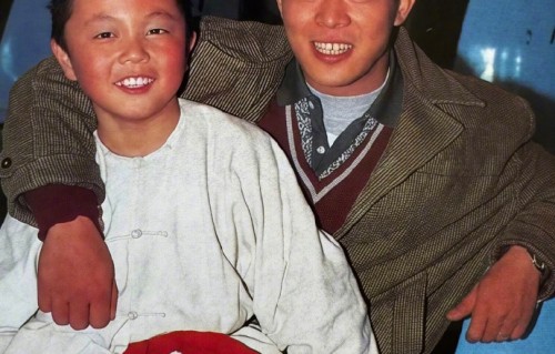 “一眨眼，儿子就长大了”！李连杰谢苗再同框，银幕父子情从戏里到戏外