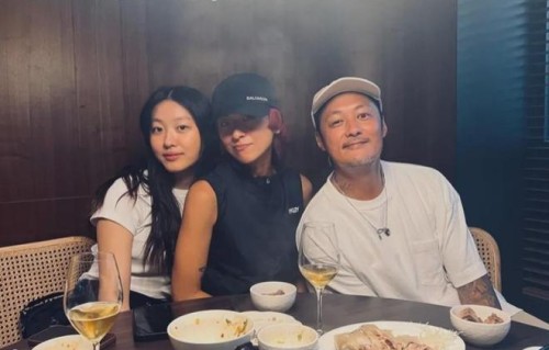 余文乐和陈奕迅妻女聚餐，18岁陈康堤和妈妈徐濠萦长得像姐妹！