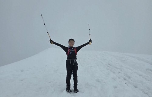 刘鸣炜12岁次子近照曝光，与父亲暑假爬瑞典最高山，父子长得很像