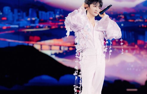 周深在演唱会上演唱《故乡的云》时具体是如何编排的？|月光光|方言|童谣|情感|乡愁