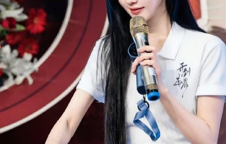 开机日假发争议又摔倒，白鹿自嘲回应圈粉