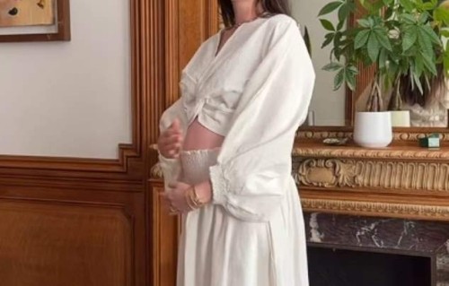 安妮·海瑟薇官宣怀三胎，结婚14年恩爱如初，出镜露孕肚温婉动人|亚当·舒尔曼|人生|母亲|星际穿越|达蒙