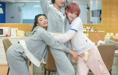 队友黄灿灿和王濛对曾沛慈报班这件事具体是什么反应？