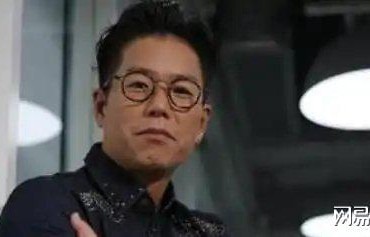 他与妻子结婚18年，生了2个儿子，如今却离婚了