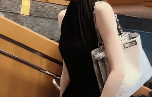 唐嫣独自参加女儿幼儿园艺术节活动穿一袭黑裙典雅大方