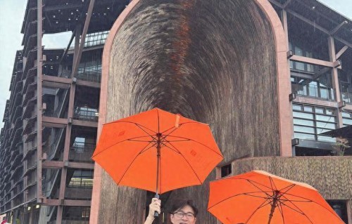 64岁黄安现状：与娇妻爱旅游，财富自由住别墅，儿女双全人生赢家