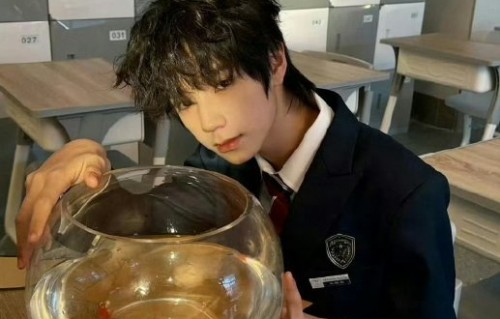穆祉丞王橹杰同款金鱼照，隔空发糖还是巧合？