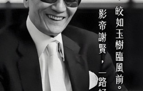 谢贤前妻狄波拉一身白衣现身，眼睛红肿双手合十，回应后事安排