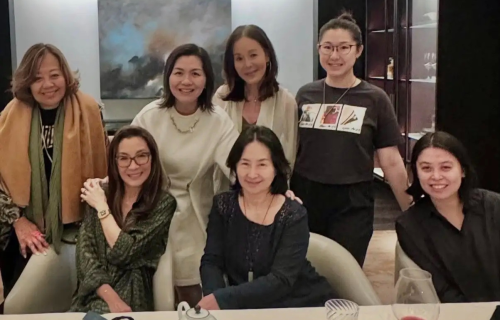 63岁何超琼久违露面，镂空长衫配黑色短裙白到发光，身材圆润富态