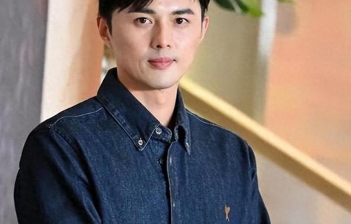 与蒋欣分手后，41岁成“叔圈顶流”再次翻红，至今两人都未婚未育