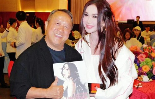 温碧霞出席曾志伟73岁生日宴，晒和邱淑贞合照，快60岁状态太好了