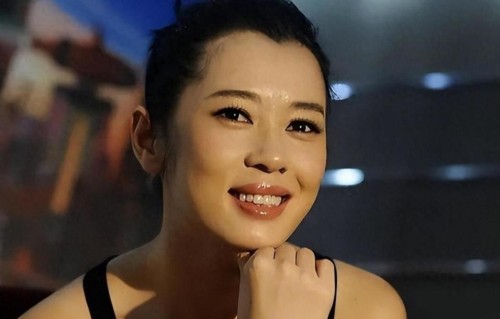 她与导演同居12年被抛弃，将黄渤亲到害羞，如今49岁身价40亿