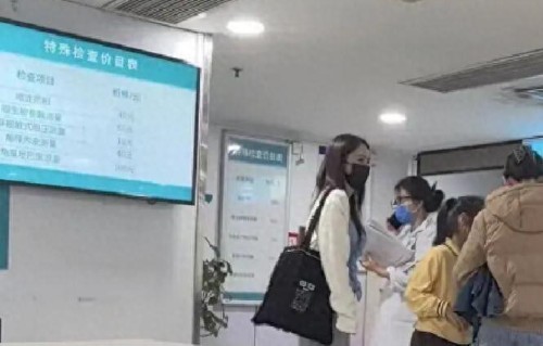 每2个孩子就有1个近视！ 同仁医院偶遇董璇母女，戳破亿万家长的屏幕时代困境