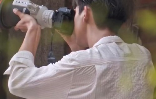 李现穿粉围裙拿长焦拍鸟路透反差感拉满！全网在线催更拍照新作