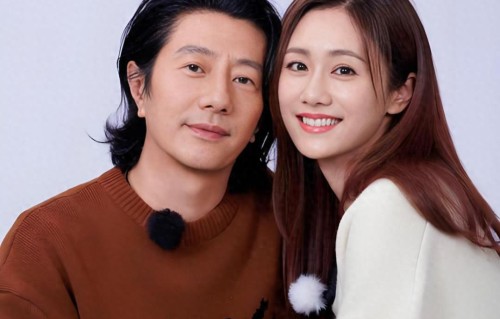 43岁刘芸近况曝光！嫁给郑钧婚姻幸福，15岁儿子走路姿势引发热议 