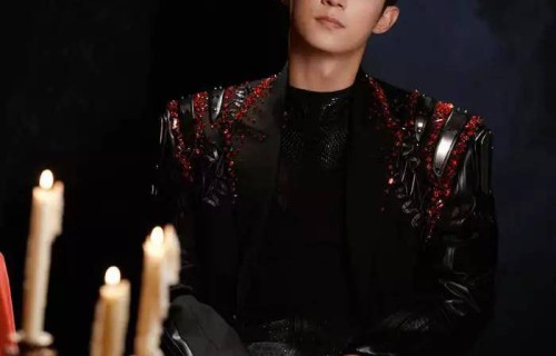 黄景瑜跨年话筒突失声，现场观众拍下尴尬瞬间，对比邓超引发热议