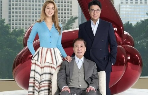 徐子淇现身恒基庆典，金发白裙戴巨型珍珠很松弛，李家诚笑不拢嘴