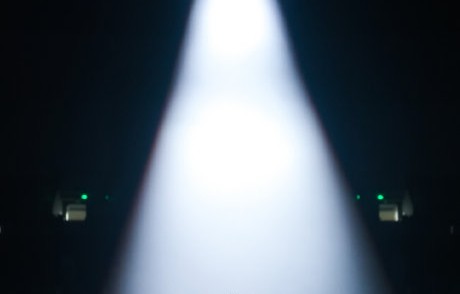 海来阿木演唱会现场为歌迷准备了哪些特别的生日惊喜环节？