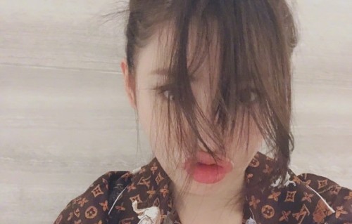 张天爱绑着丸子头，长长的刘海随意散落却依然无法抵挡住美貌|十分