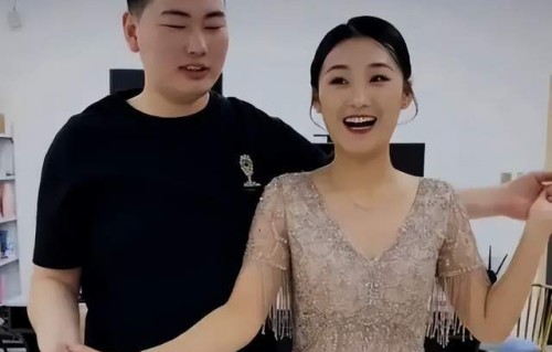恭喜！大衣哥前儿媳陈亚男晒婚纱照，订婚后频繁秀恩爱很幸福