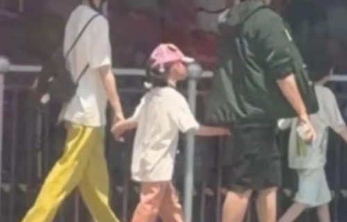 唐嫣罗晋带女儿国外旅游,女儿身高到罗晋大臂位置:妈妈捏女儿辫子好可爱