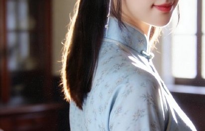 何炅在主持工作中处理突发状况时，常用的应对策略是什么？|舞台|嘉宾|危机|故障|尴尬