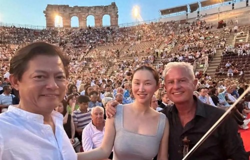 牡丹花下死 做鬼也风流！国宝级歌手娶小32岁娇妻，68岁仍不敢退休