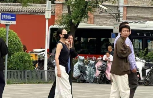 太原街偶遇高圆圆,无袖衫搭白裤,47岁生图美到自带光芒