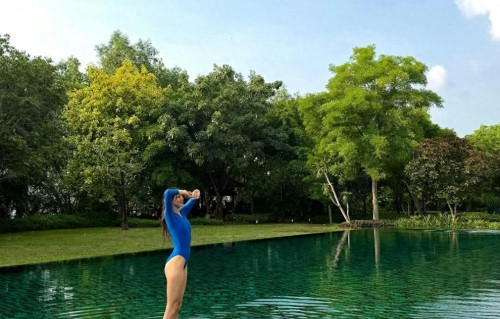 谷爱凌与何超欣在国外度假，穿泳装身材健美，每日骑车玩水好休闲 